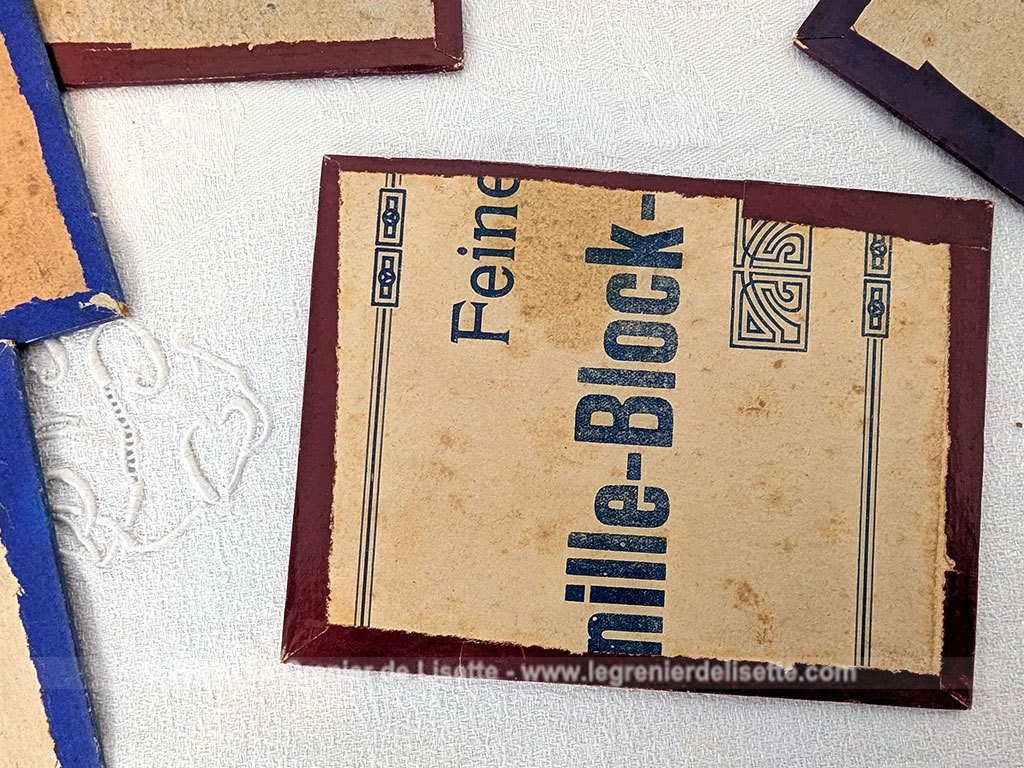 Voici un lot 23 plaques anciennes de 11.5 x 15.5 cm en carton épais imprimées de numéros noirs probablement issues d'anciens systèmes de gestion pour les vestiaires de théâtres ou tirage de loteries de kermesses. Idée de décoration originale !