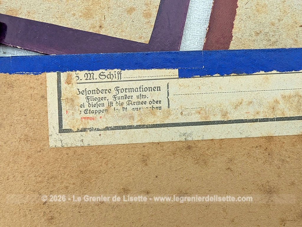 Voici un lot 23 plaques anciennes de 11.5 x 15.5 cm en carton épais imprimées de numéros noirs probablement issues d'anciens systèmes de gestion pour les vestiaires de théâtres ou tirage de loteries de kermesses. Idée de décoration originale !