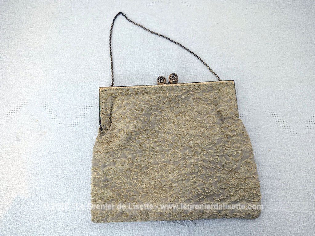Voici une belle minaudière habillée de tissus léger et gaufré avec des reliefs dorés et une doublure en nylon cousu à la main, sans étiquette de marque mais un superbe fermoir ciselé et ouvragé et une fine chaine dorée. Fermoir années 70/80.