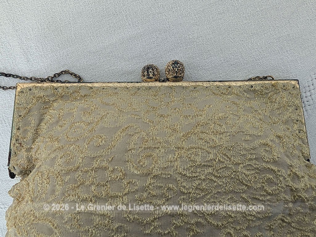 Voici une belle minaudière habillée de tissus léger et gaufré avec des reliefs dorés et une doublure en nylon cousu à la main, sans étiquette de marque mais un superbe fermoir ciselé et ouvragé et une fine chaine dorée. Fermoir années 70/80.