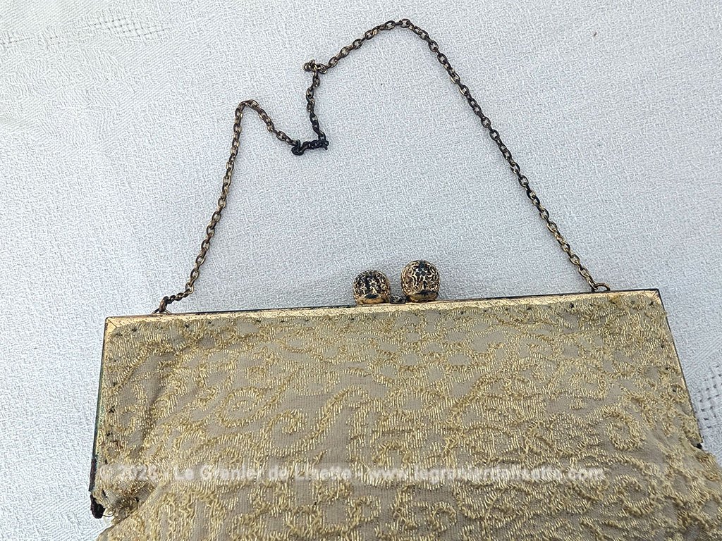Voici une belle minaudière habillée de tissus léger et gaufré avec des reliefs dorés et une doublure en nylon cousu à la main, sans étiquette de marque mais un superbe fermoir ciselé et ouvragé et une fine chaine dorée. Fermoir années 70/80.