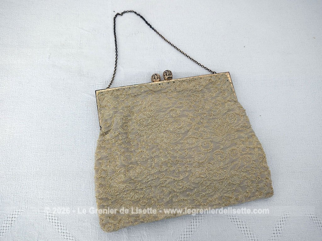 Voici une belle minaudière habillée de tissus léger et gaufré avec des reliefs dorés et une doublure en nylon cousu à la main, sans étiquette de marque mais un superbe fermoir ciselé et ouvragé et une fine chaine dorée. Fermoir années 70/80.