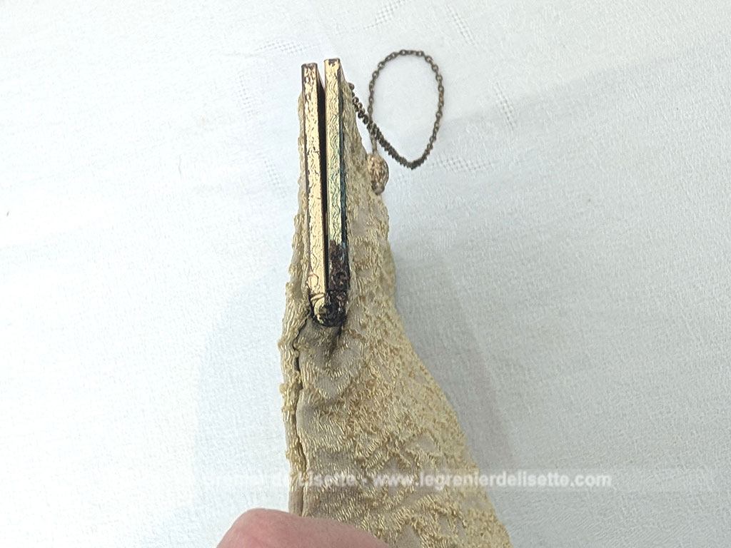 Voici une belle minaudière habillée de tissus léger et gaufré avec des reliefs dorés et une doublure en nylon cousu à la main, sans étiquette de marque mais un superbe fermoir ciselé et ouvragé et une fine chaine dorée. Fermoir années 70/80.
