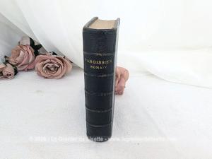 Voici un ancien petit missel Paroissien Romain de 1874 de 10 x 13.5 x 3 cm comprenant 574 pages aux tranches dorées et doté d'une belle reliure en cuir marron en très bon état.