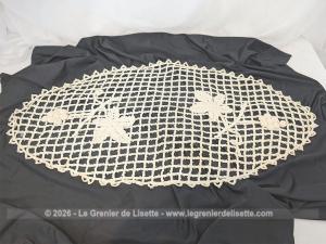 Grand napperon ovale crochet fait main fleurs et boules relief écru
