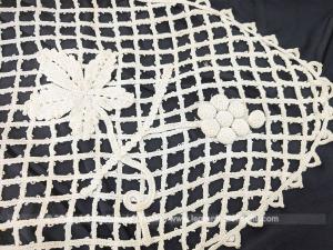 Grand napperon ovale crochet fait main fleurs et boules relief écru