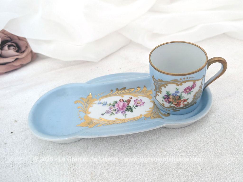 Elégant ensemble de service en porcelaine de Limoges décoré d'un magnifique bleu pastel rehaussé de motifs floraux et de dorures à l'or et composé d'un petit plateau de forme