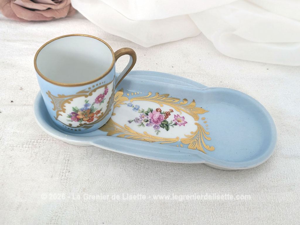 Elégant ensemble de service en porcelaine de Limoges décoré d'un magnifique bleu pastel rehaussé de motifs floraux et de dorures à l'or et composé d'un petit plateau de forme