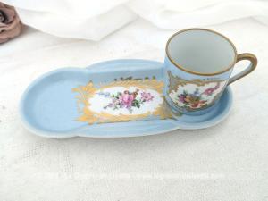 Elégant ensemble de service en porcelaine de Limoges décoré d'un magnifique bleu pastel rehaussé de motifs floraux et de dorures à l'or et composé d'un petit plateau de forme 