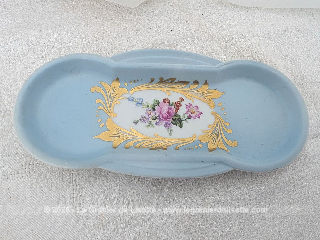 Elégant ensemble de service en porcelaine de Limoges décoré d'un magnifique bleu pastel rehaussé de motifs floraux et de dorures à l'or et composé d'un petit plateau de forme