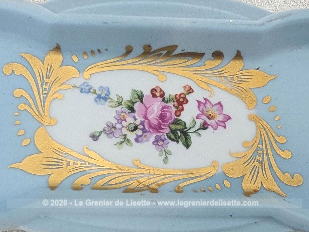 Elégant ensemble de service en porcelaine de Limoges décoré d'un magnifique bleu pastel rehaussé de motifs floraux et de dorures à l'or et composé d'un petit plateau de forme