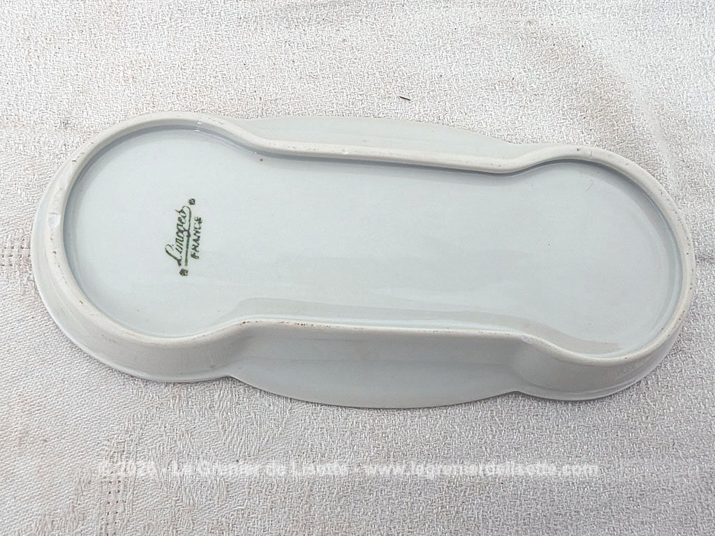 Elégant ensemble de service en porcelaine de Limoges décoré d'un magnifique bleu pastel rehaussé de motifs floraux et de dorures à l'or et composé d'un petit plateau de forme