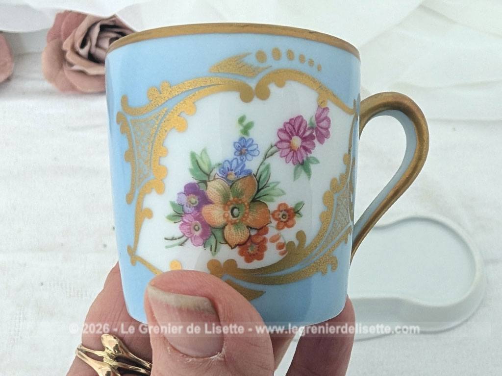 Elégant ensemble de service en porcelaine de Limoges décoré d'un magnifique bleu pastel rehaussé de motifs floraux et de dorures à l'or et composé d'un petit plateau de forme