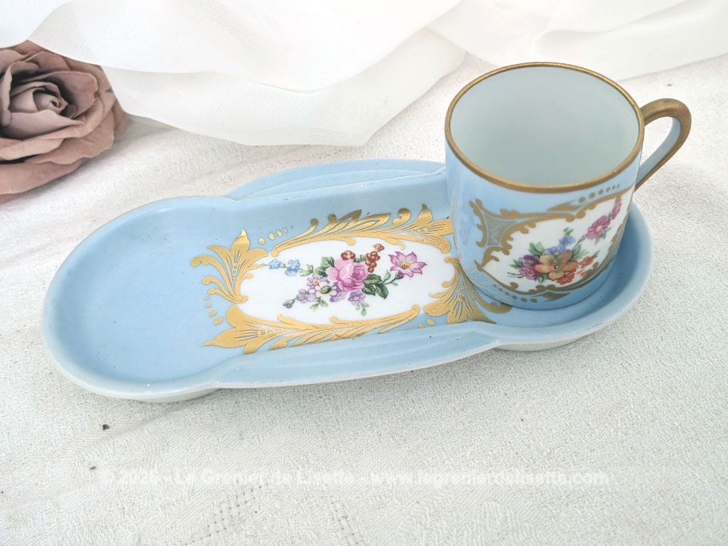 Elégant ensemble de service en porcelaine de Limoges décoré d'un magnifique bleu pastel rehaussé de motifs floraux et de dorures à l'or et composé d'un petit plateau de forme