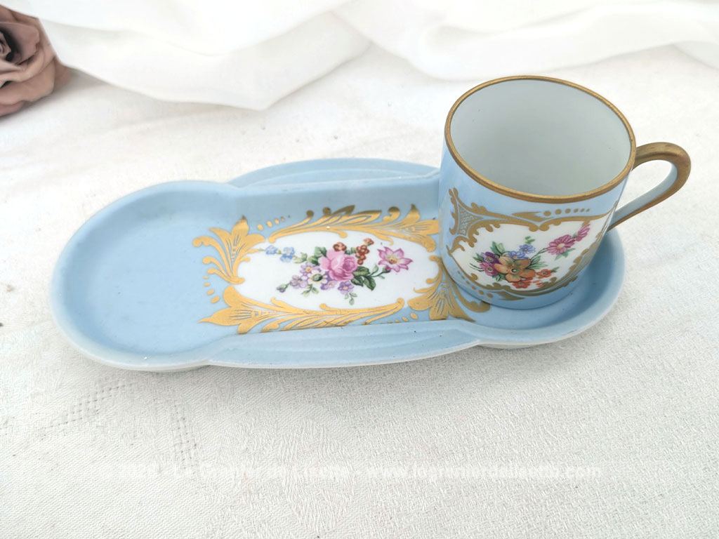 Elégant ensemble de service en porcelaine de Limoges décoré d'un magnifique bleu pastel rehaussé de motifs floraux et de dorures à l'or et composé d'un petit plateau de forme