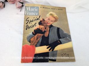 Voici un exemplaire original de la revue Marie France datant du 20 octobre 1952 un numéro spécial tricot de 46 pages qui propose 34 modèles pour l'hiver avec de superbes publicités de l'époque.