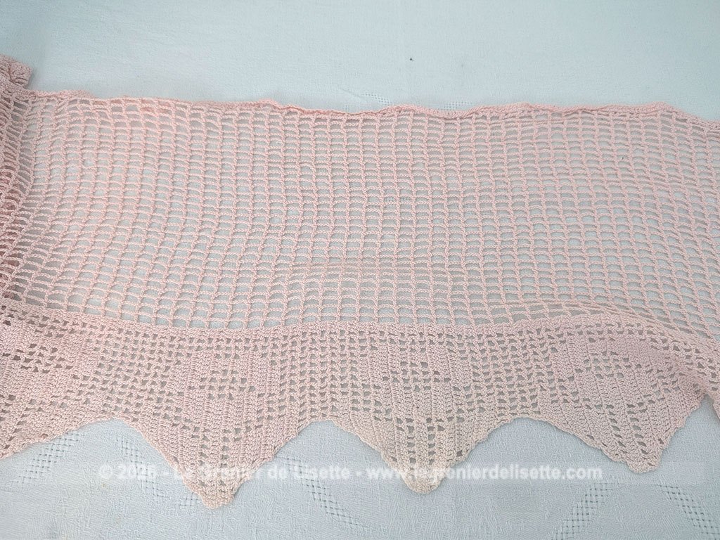 Voici un charmant rideau brise-bise au crochet dans un joli rose poudré tout doux. Travaillé en fil fin avec un point ajouré et terminé par de jolies pointes, il mesure 28 x 130 cm. Parfait pour habiller une petite fenêtre avec une touche romantique et shabby chic.