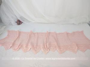 Voici un charmant rideau brise-bise au crochet dans un joli rose poudré tout doux. Travaillé en fil fin avec un point ajouré et terminé par de jolies pointes, il mesure 28 x 130 cm. Parfait pour habiller une petite fenêtre avec une touche romantique et shabby chic.