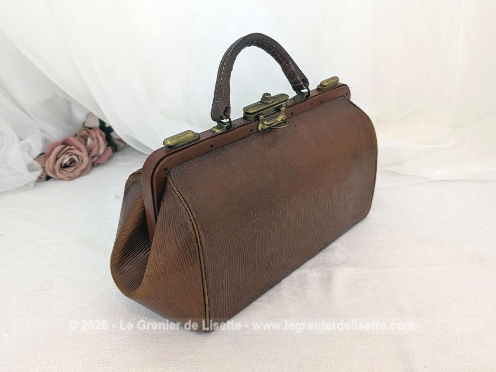 Voici un magnifique sac à main vintage des années 50/60 en cuir rigide de couleur fauve arborant la forme intemporelle d'une authentique sacoche de médecin avec une superbe patine. Top vintage .