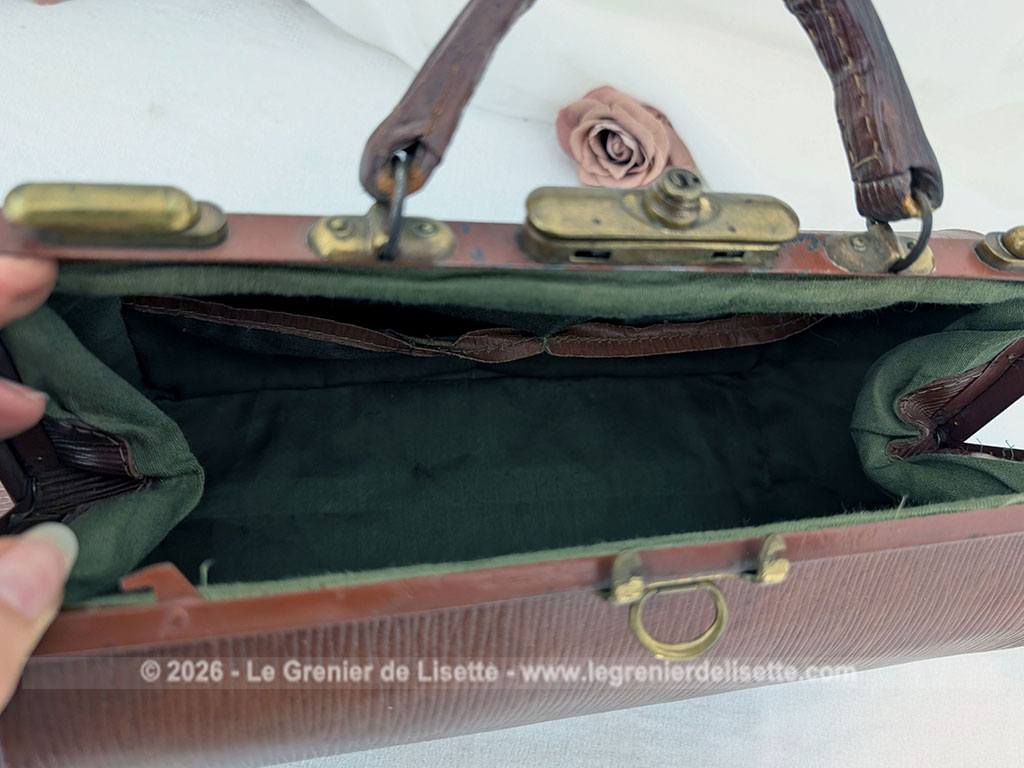 Voici un magnifique sac à main vintage des années 50/60 en cuir rigide de couleur fauve arborant la forme intemporelle d'une authentique sacoche de médecin avec une superbe patine. Top vintage .