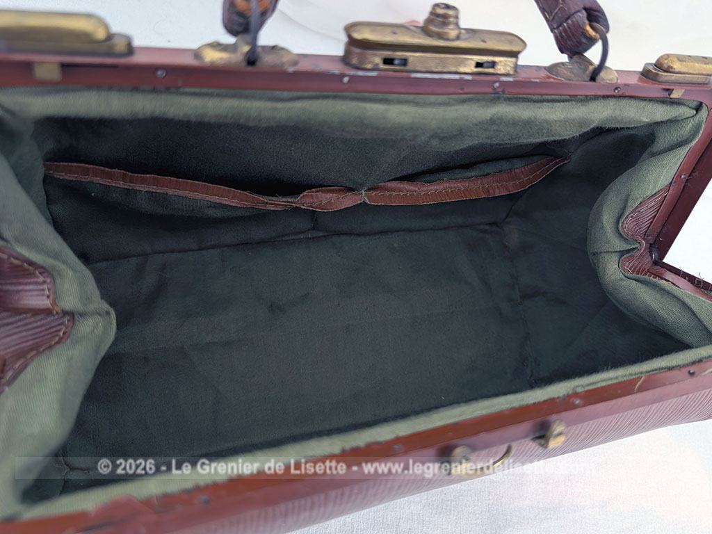 Voici un magnifique sac à main vintage des années 50/60 en cuir rigide de couleur fauve arborant la forme intemporelle d'une authentique sacoche de médecin avec une superbe patine. Top vintage .