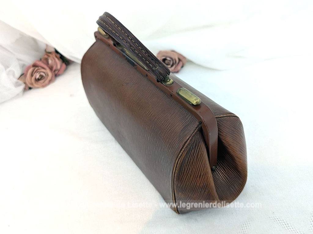 Voici un magnifique sac à main vintage des années 50/60 en cuir rigide de couleur fauve arborant la forme intemporelle d'une authentique sacoche de médecin avec une superbe patine. Top vintage .