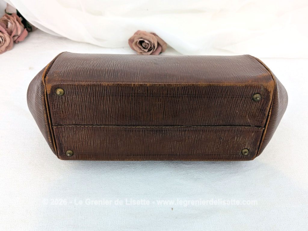 Voici un magnifique sac à main vintage des années 50/60 en cuir rigide de couleur fauve arborant la forme intemporelle d'une authentique sacoche de médecin avec une superbe patine. Top vintage .