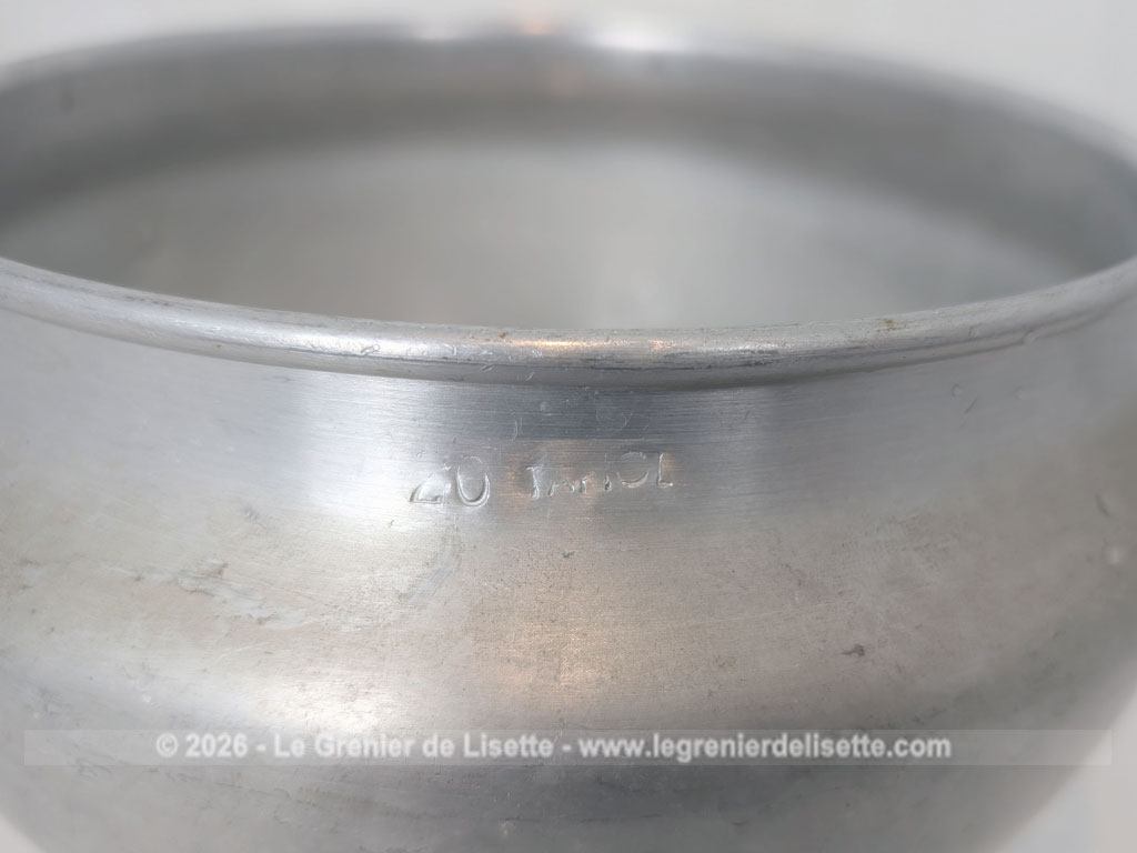 Corps de soupière ancienne en aluminium à piédouche – Image 9
