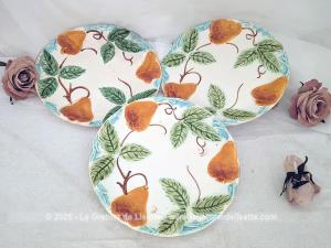Voici un charmant lot de trois assiettes anciennes en barbotine du tout début du XXe siècle décorées de poires gourmandes aux nuances chaudes et de feuillages verts bien ciselés, souligné par une bordure azur.