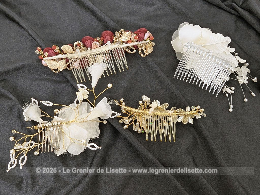 Voici un lot de quatre peignes décoratifs pour coiffure de mariée, qui comprend quatre pièces distinctes ornées de fleurs en tissu, perles nacre et verre, dentelles et dorures. Des accessoires parfaits pour une coiffure de cérémonie au style rétro ou romantique.