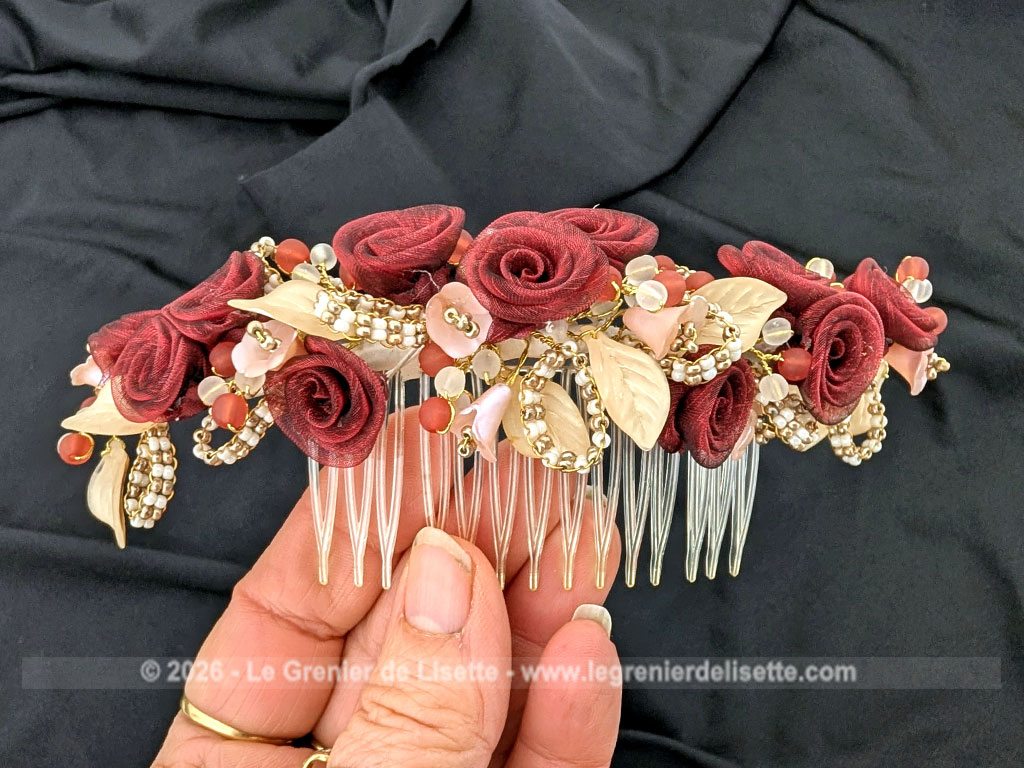Voici un lot de quatre peignes décoratifs pour coiffure de mariée, qui comprend quatre pièces distinctes ornées de fleurs en tissu, perles nacre et verre, dentelles et dorures. Des accessoires parfaits pour une coiffure de cérémonie au style rétro ou romantique.