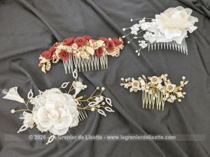 Voici un lot de quatre peignes décoratifs pour coiffure de mariée, qui comprend quatre pièces distinctes ornées de fleurs en tissu, perles nacre et verre, dentelles et dorures. Des accessoires parfaits pour une coiffure de cérémonie au style rétro ou romantique.