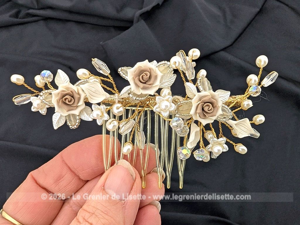 Voici un lot de quatre peignes décoratifs pour coiffure de mariée, qui comprend quatre pièces distinctes ornées de fleurs en tissu, perles nacre et verre, dentelles et dorures. Des accessoires parfaits pour une coiffure de cérémonie au style rétro ou romantique.