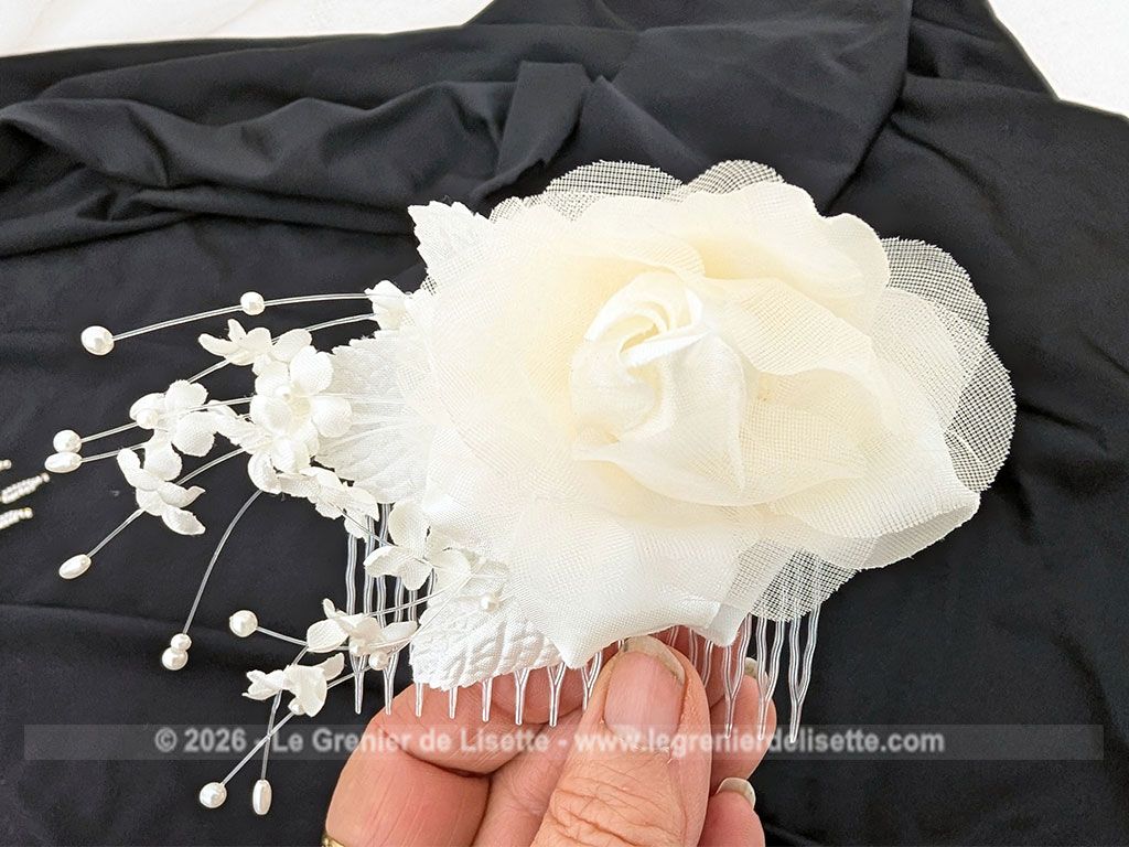 Voici un lot de quatre peignes décoratifs pour coiffure de mariée, qui comprend quatre pièces distinctes ornées de fleurs en tissu, perles nacre et verre, dentelles et dorures. Des accessoires parfaits pour une coiffure de cérémonie au style rétro ou romantique.