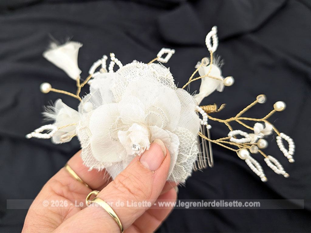 Voici un lot de quatre peignes décoratifs pour coiffure de mariée, qui comprend quatre pièces distinctes ornées de fleurs en tissu, perles nacre et verre, dentelles et dorures. Des accessoires parfaits pour une coiffure de cérémonie au style rétro ou romantique.