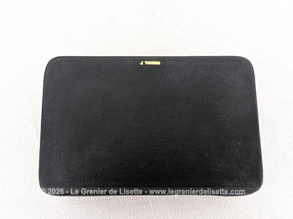Voici une superbe et originale trousse de voyage