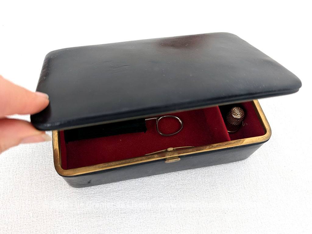 Voici une superbe et originale trousse de voyage