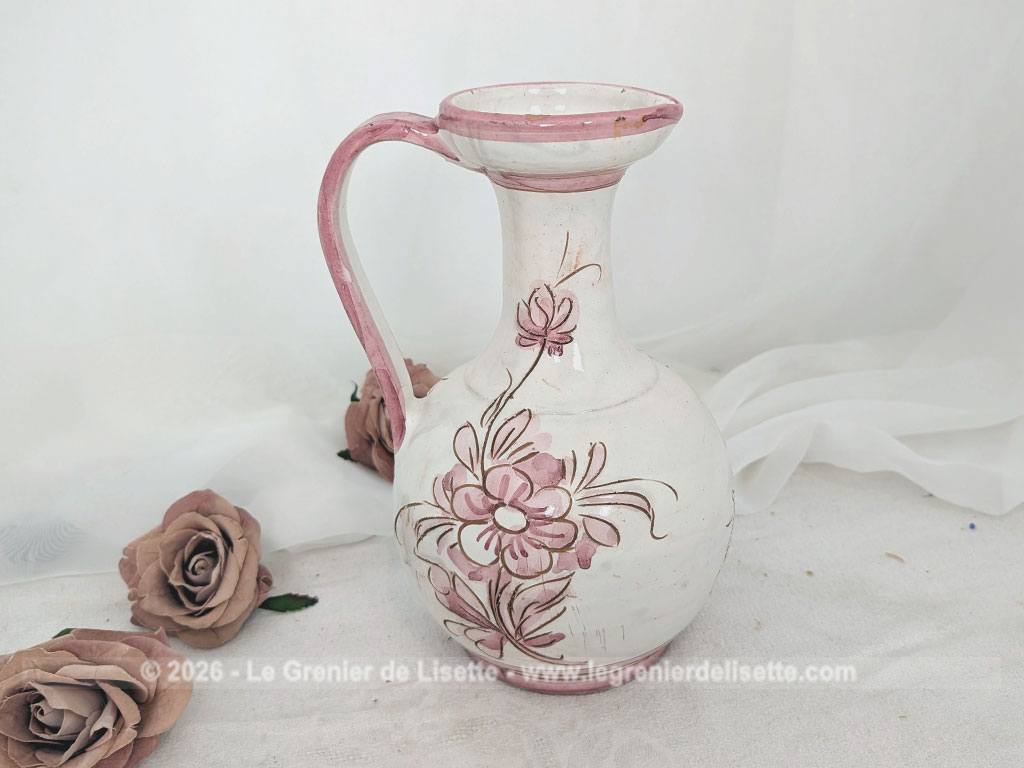 Sur 25 cm de haut, voici un joli vase pichet en terre cuite émaillée blanche décoré d'un superbe décor floral peint à la main dans de beaux tons rose poudré, souligné de fins contours brun clair tracés à la main. Signé et Made in Italy.