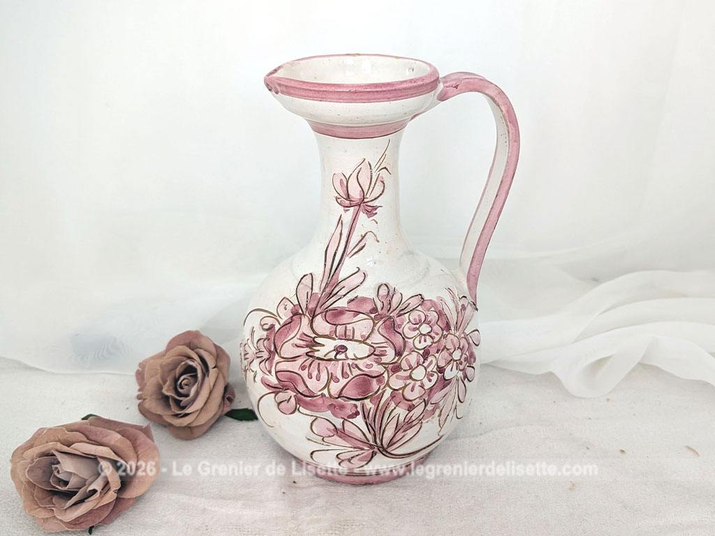 Sur 25 cm de haut, voici un joli vase pichet en terre cuite émaillée blanche décoré d'un superbe décor floral peint à la main dans de beaux tons rose poudré, souligné de fins contours brun clair tracés à la main. Signé et Made in Italy.