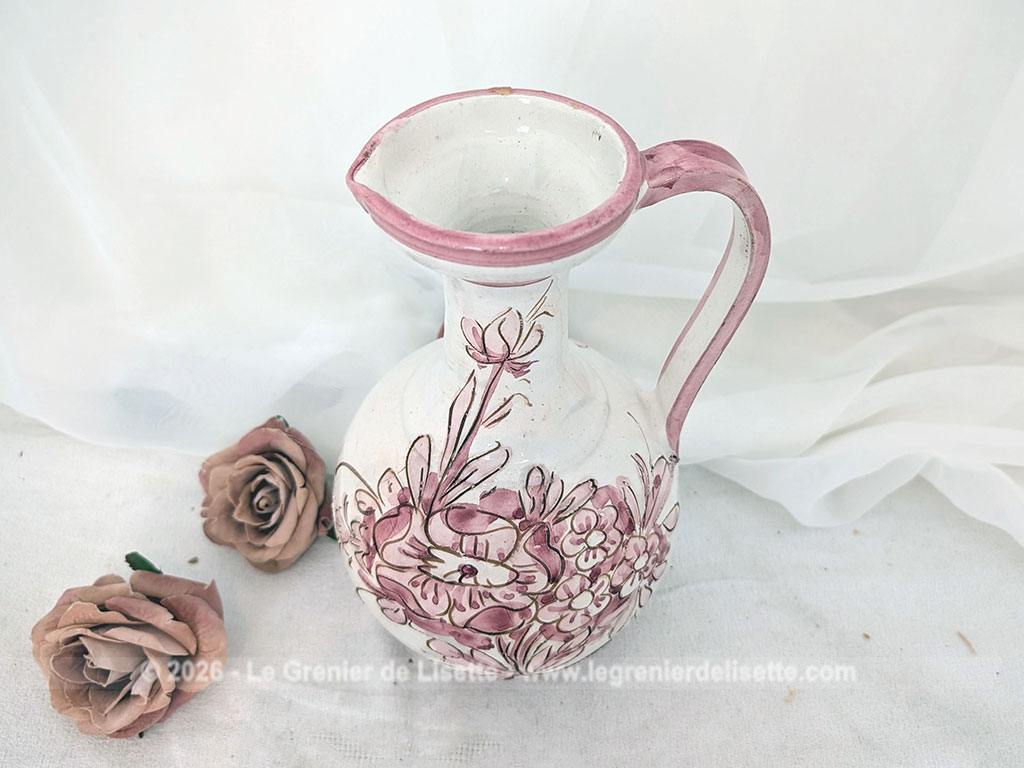 Sur 25 cm de haut, voici un joli vase pichet en terre cuite émaillée blanche décoré d'un superbe décor floral peint à la main dans de beaux tons rose poudré, souligné de fins contours brun clair tracés à la main. Signé et Made in Italy.