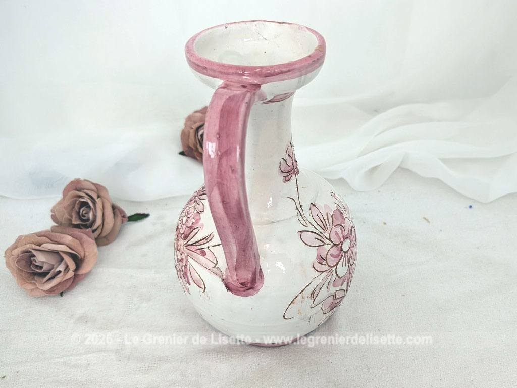 Sur 25 cm de haut, voici un joli vase pichet en terre cuite émaillée blanche décoré d'un superbe décor floral peint à la main dans de beaux tons rose poudré, souligné de fins contours brun clair tracés à la main. Signé et Made in Italy.