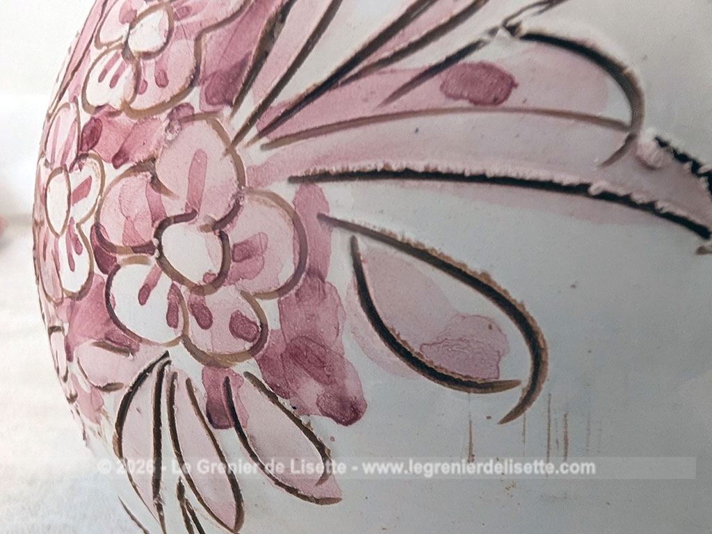 Sur 25 cm de haut, voici un joli vase pichet en terre cuite émaillée blanche décoré d'un superbe décor floral peint à la main dans de beaux tons rose poudré, souligné de fins contours brun clair tracés à la main. Signé et Made in Italy.